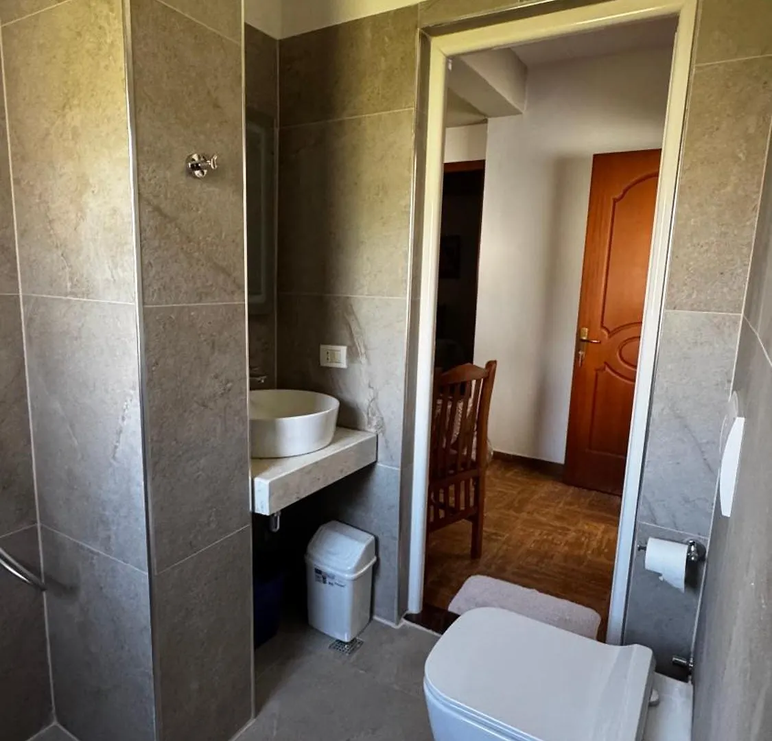 **  Red Rose Guest House 골렘 알바니아